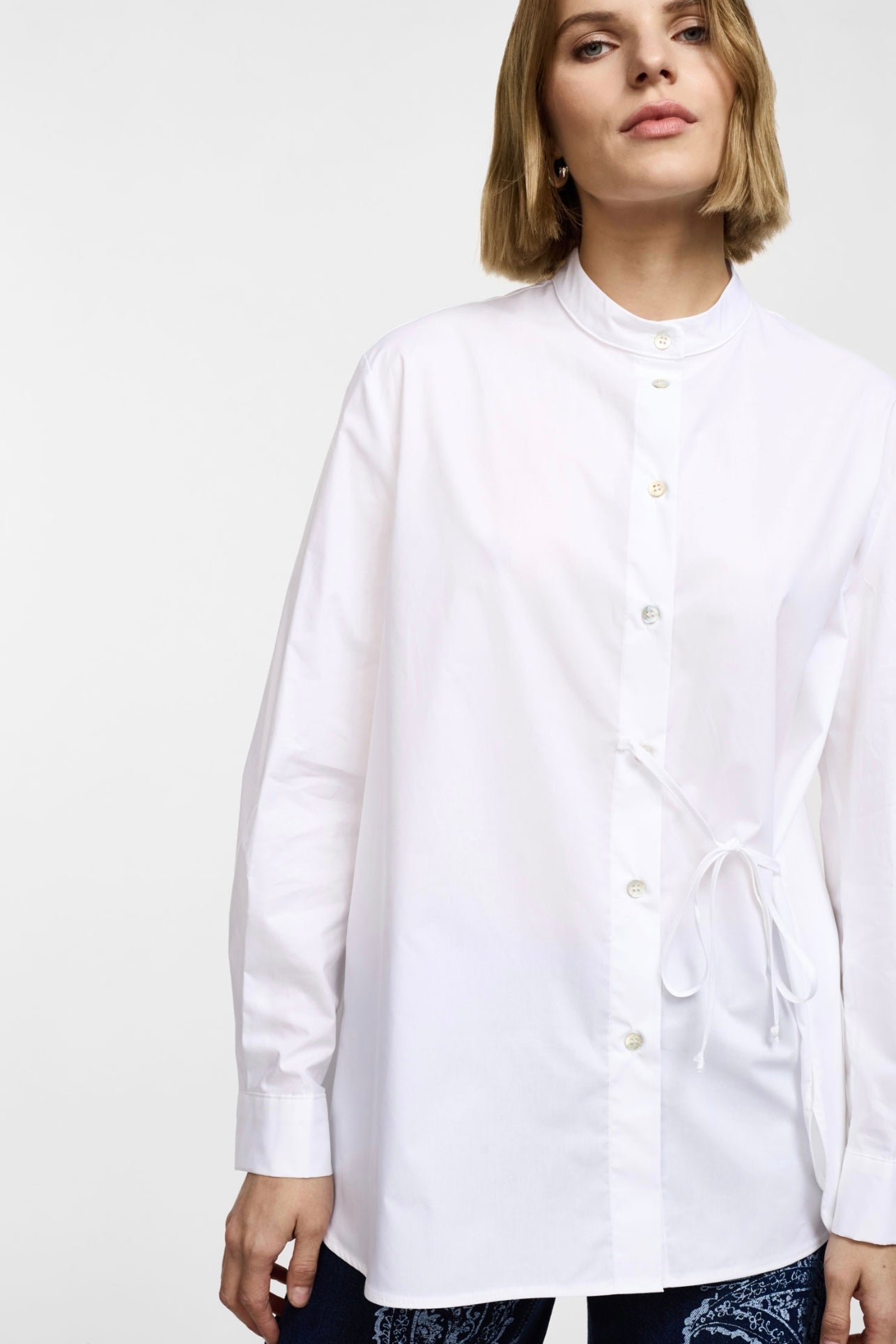 Bílá dlouhá košile s vázáním