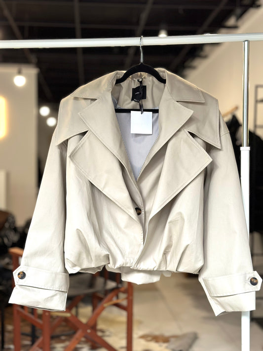 Krémový krátký trenčkot s dvojitým límcem