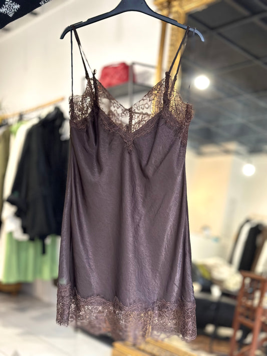 Hnědý saténový top s krajkou