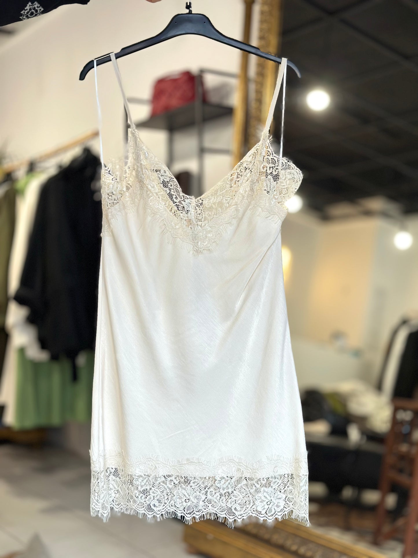 Krémový saténový top s krajkou