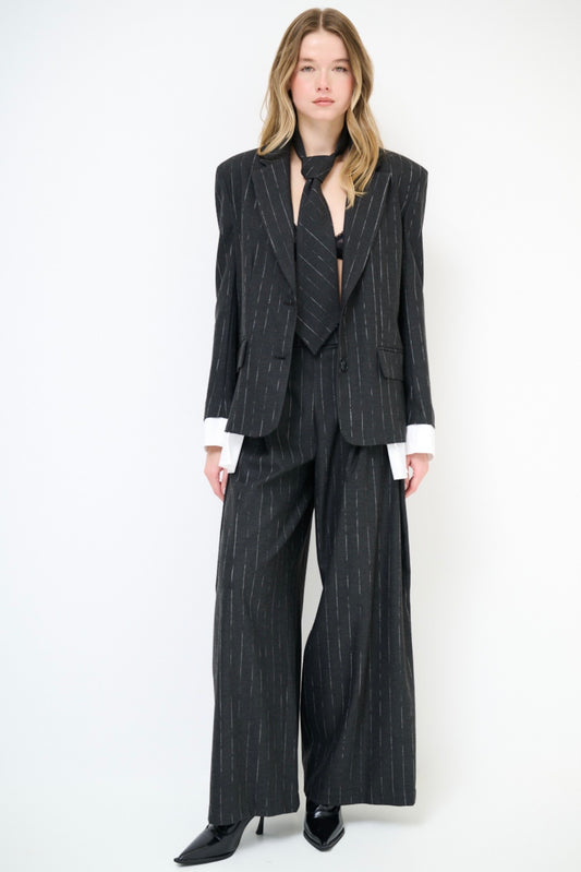 Antracitové sako s bílou podšívkou a kravatou