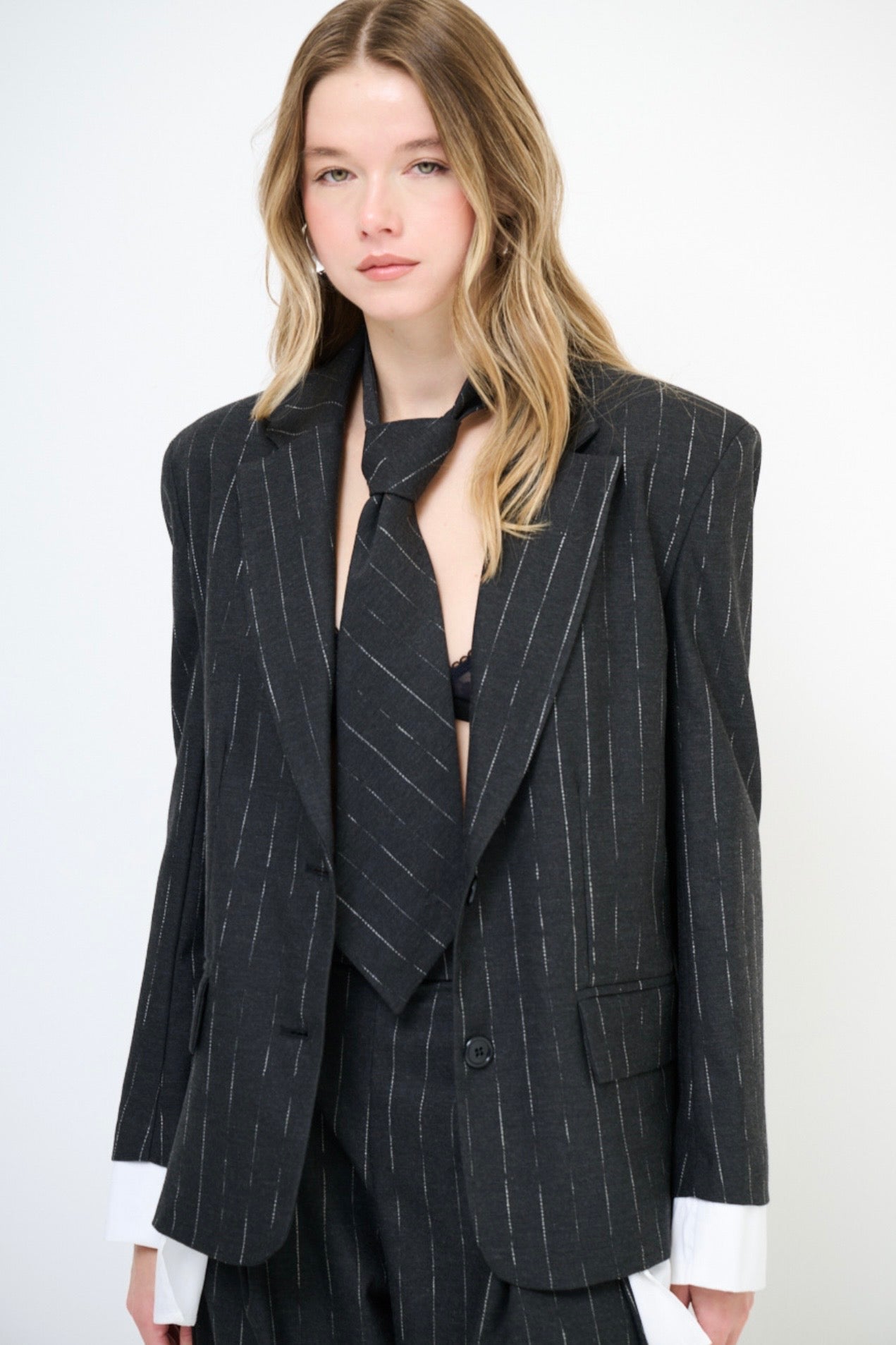 Antracitové sako s bílou podšívkou a kravatou