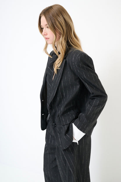 Antracitové sako s bílou podšívkou a kravatou