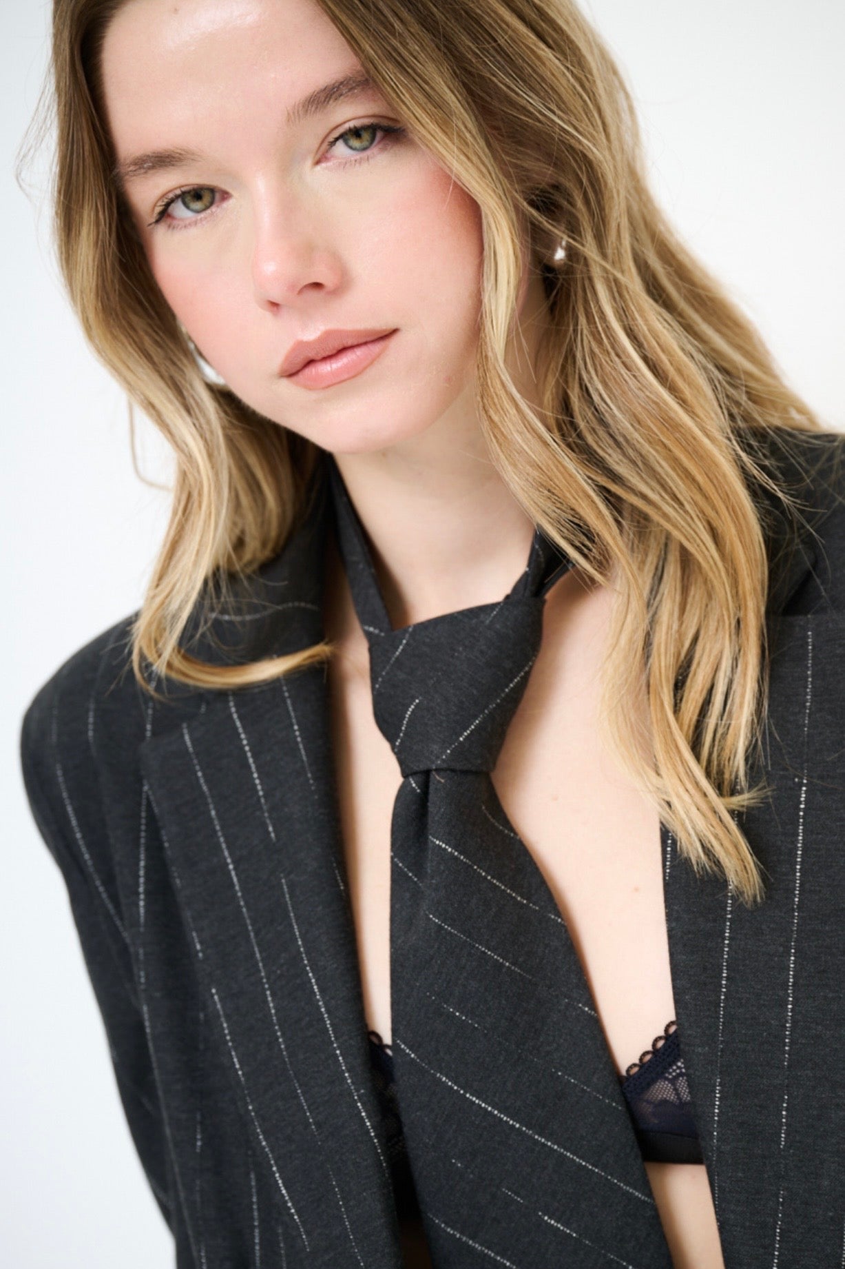 Antracitové sako s bílou podšívkou a kravatou