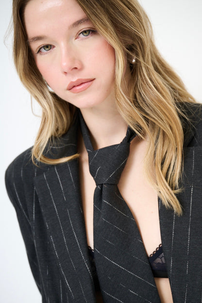 Antracitové sako s bílou podšívkou a kravatou