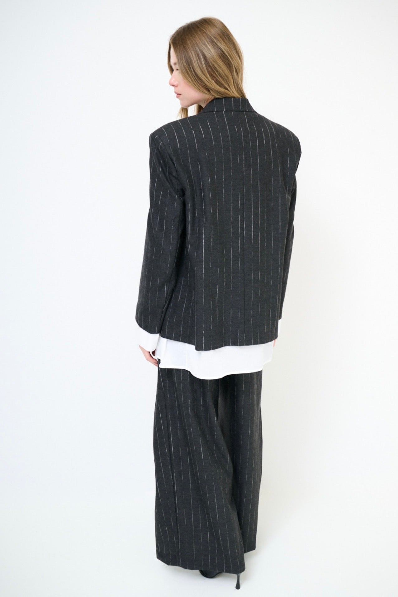 Antracitové sako s bílou podšívkou a kravatou