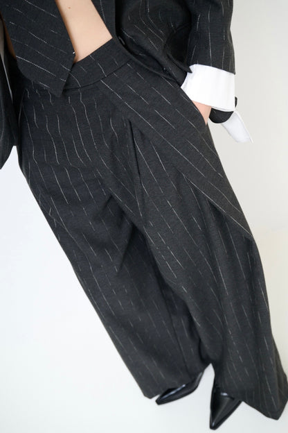 Antracitové kalhoty s pruhy