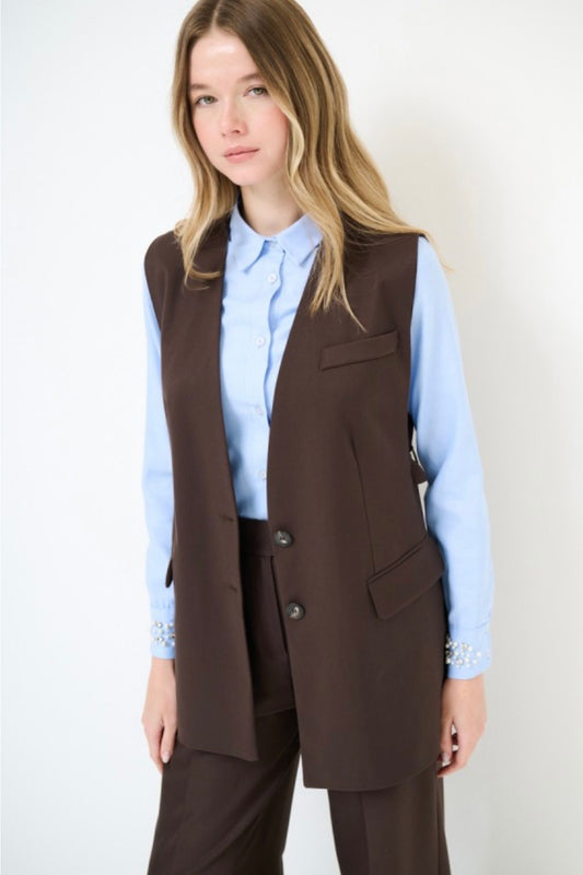 Dlouhá vypasovaná hnědá vesta