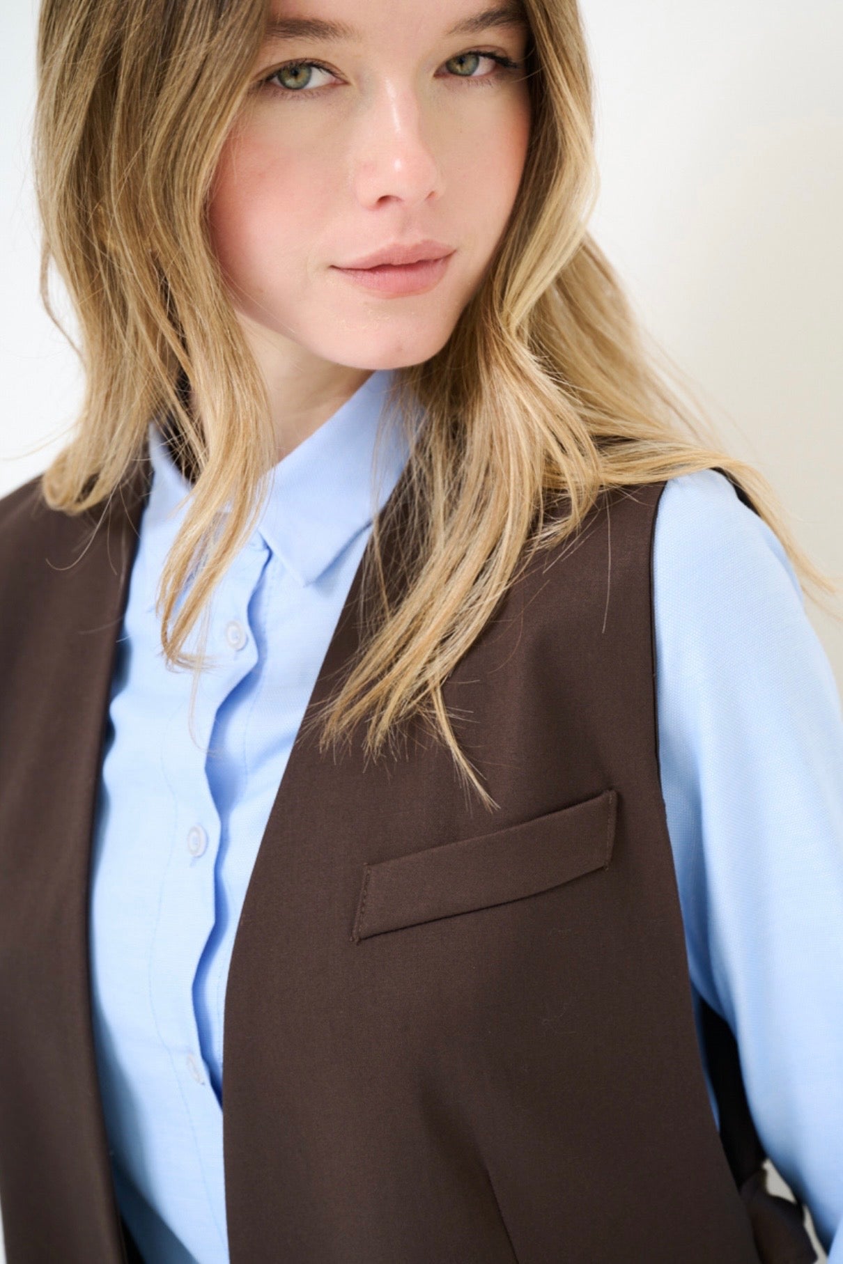 Dlouhá vypasovaná hnědá vesta