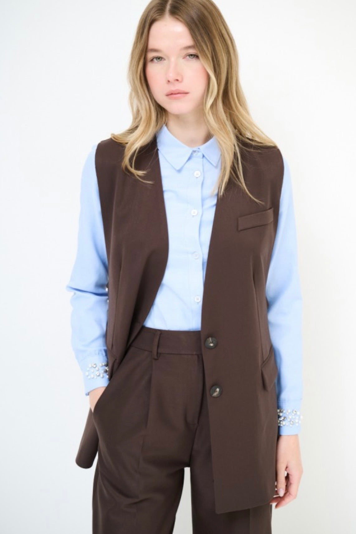 Dlouhá vypasovaná hnědá vesta