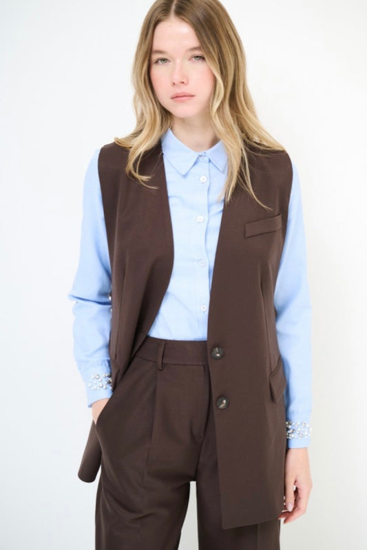 Dlouhá vypasovaná hnědá vesta