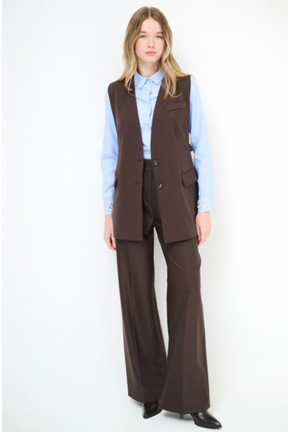 Dlouhá vypasovaná hnědá vesta