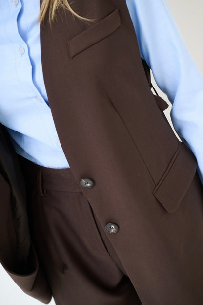 Dlouhá vypasovaná hnědá vesta