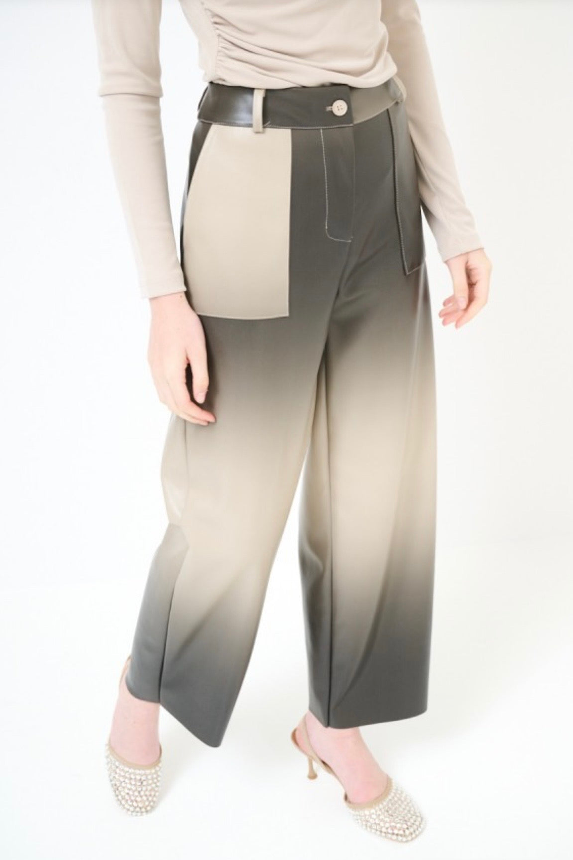 Dvoubarevné kalhoty nad kotníky z eko kůže