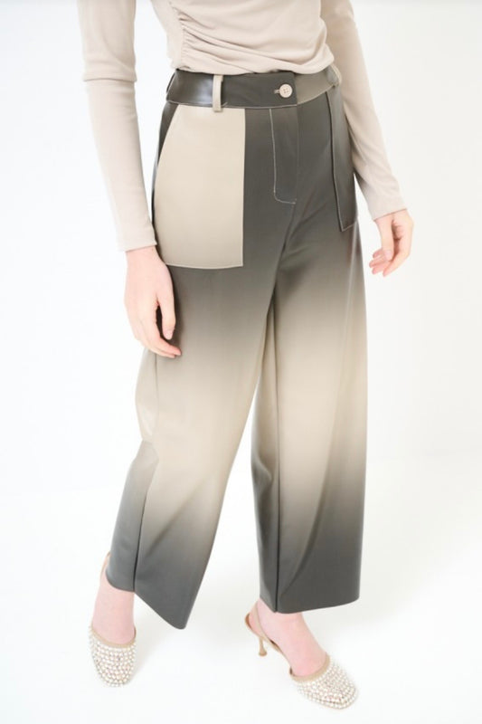 Dvoubarevné kalhoty nad kotníky z eko kůže