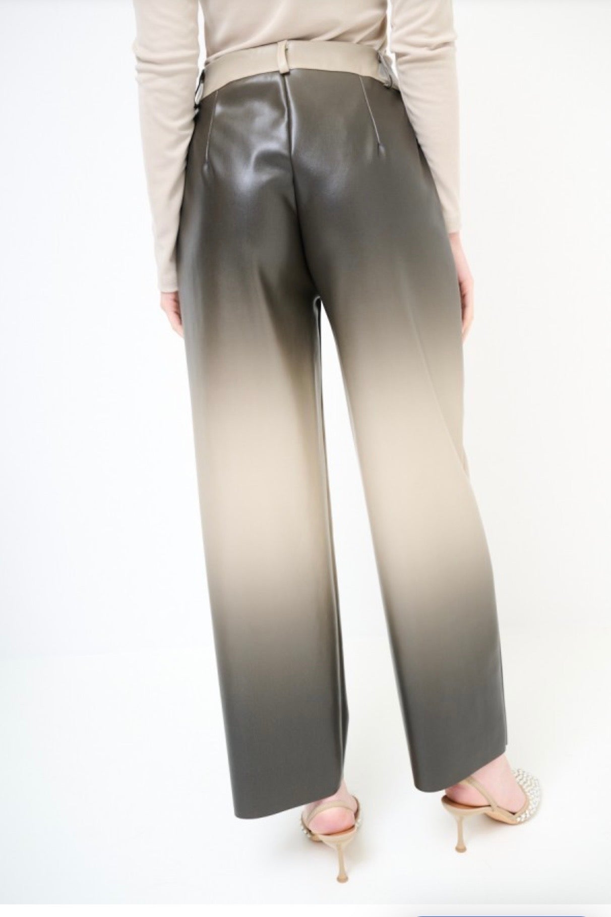 Dvoubarevné kalhoty nad kotníky z eko kůže