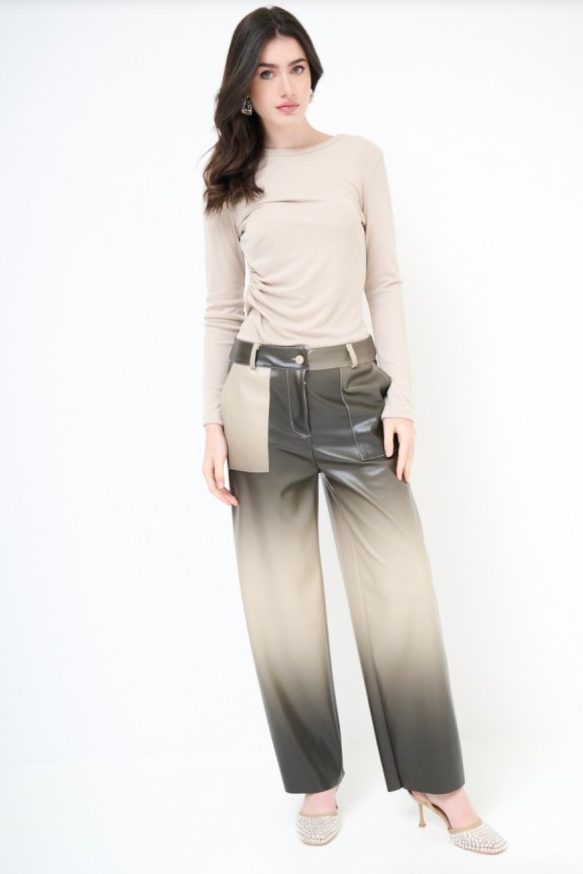 Dvoubarevné kalhoty nad kotníky z eko kůže