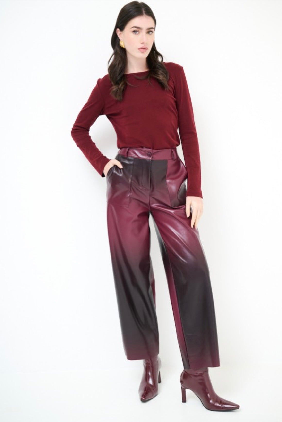 Vínové dvoubarevné kalhoty nad kotníky z eko kůže