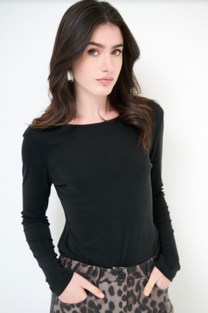 Černý viskózový top