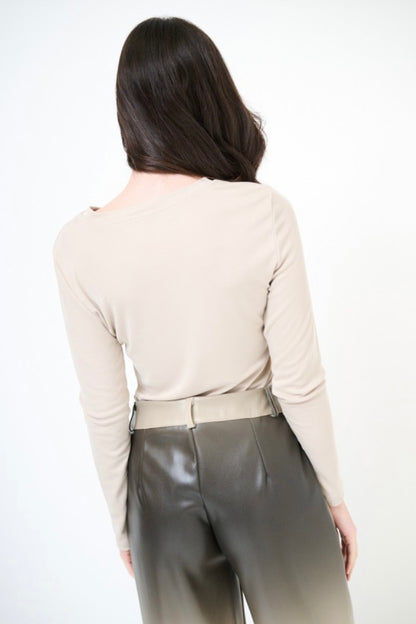 Dvoubarevné kalhoty nad kotníky z eko kůže