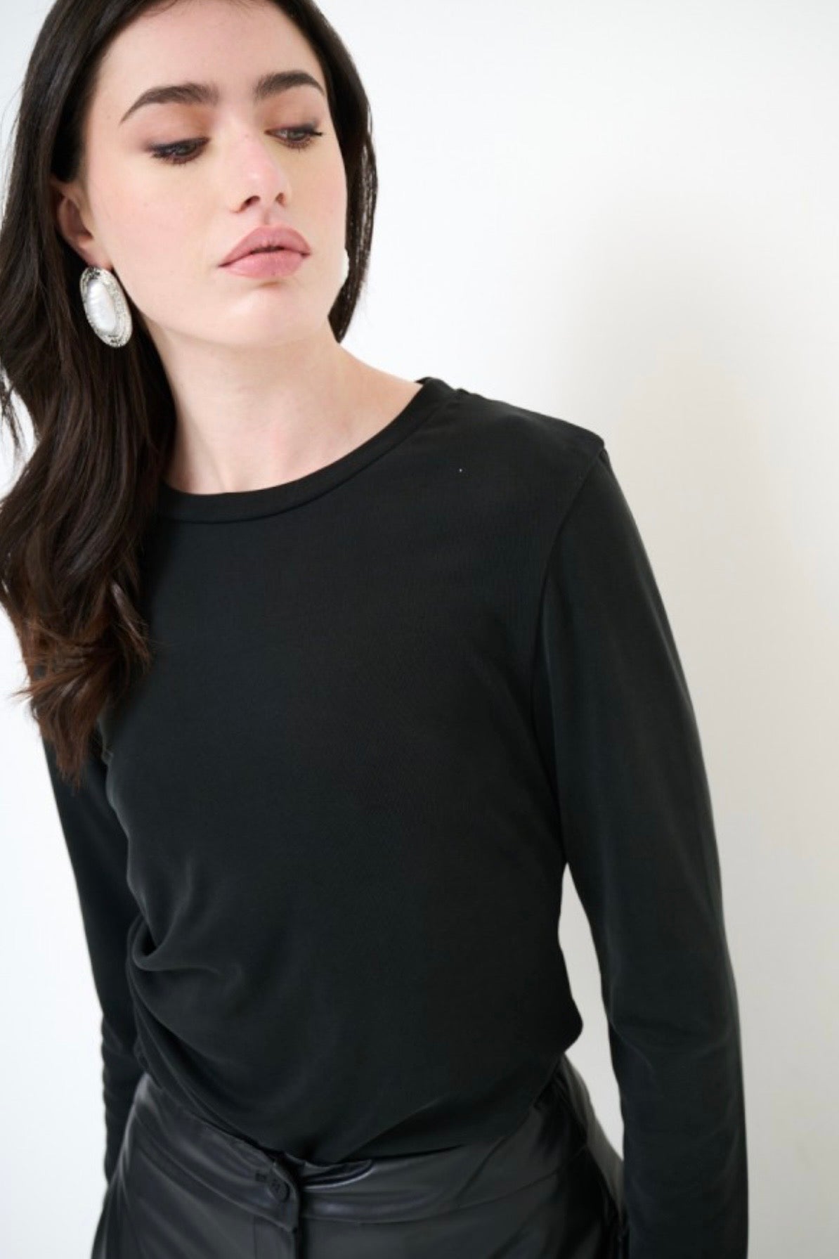 Černý viskózový top