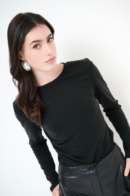 Černý viskózový top