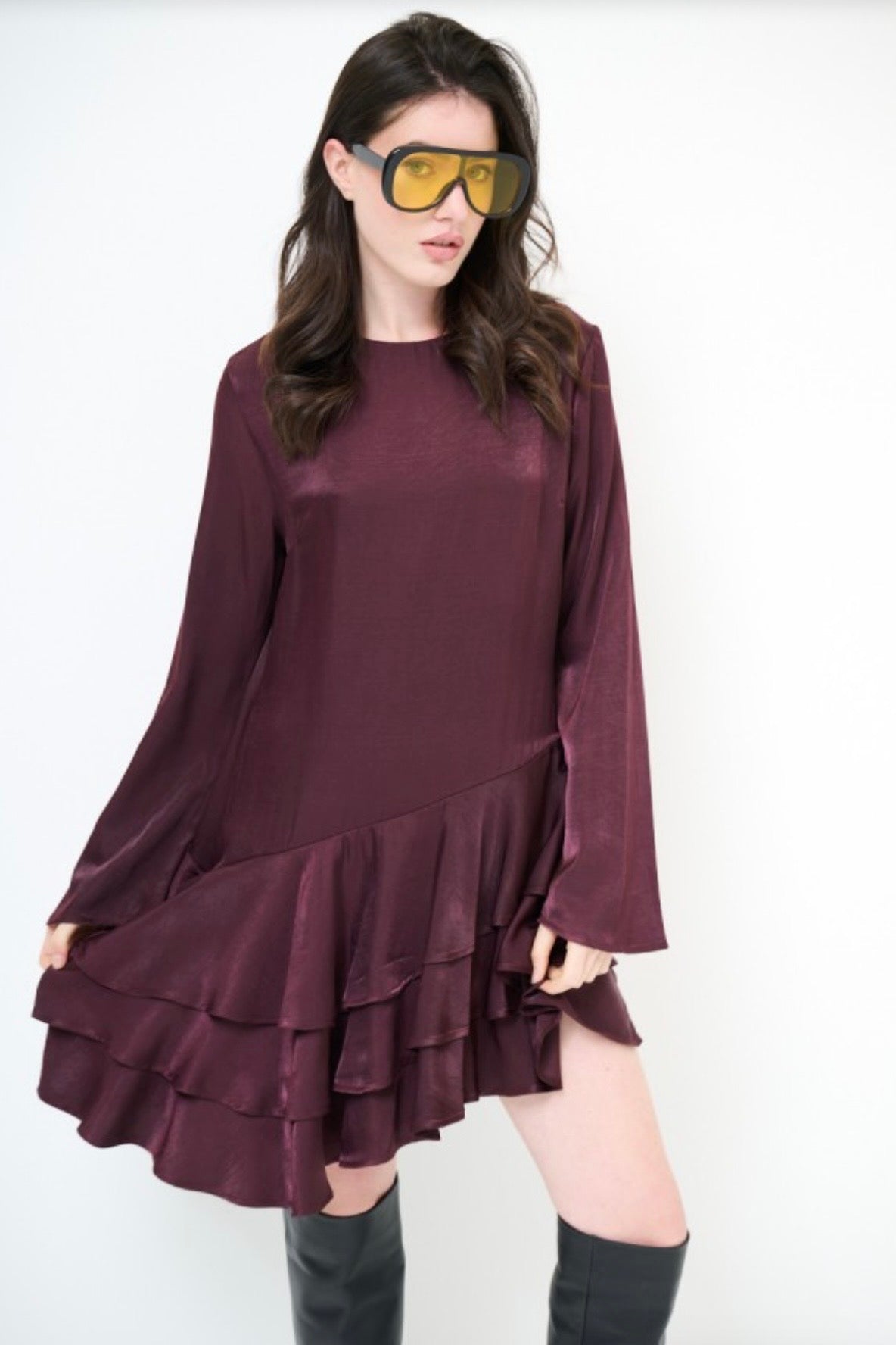 Vínové asymetrické mini šaty