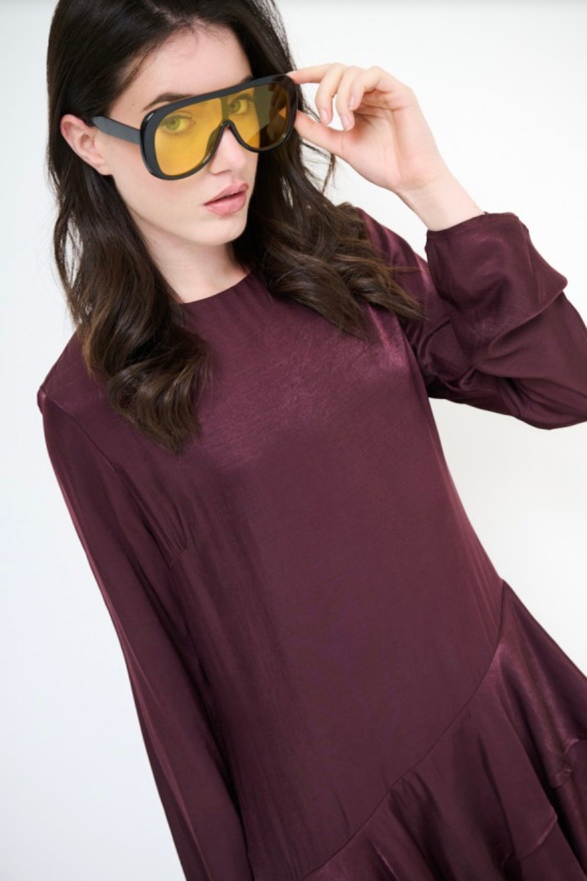 Vínové asymetrické mini šaty