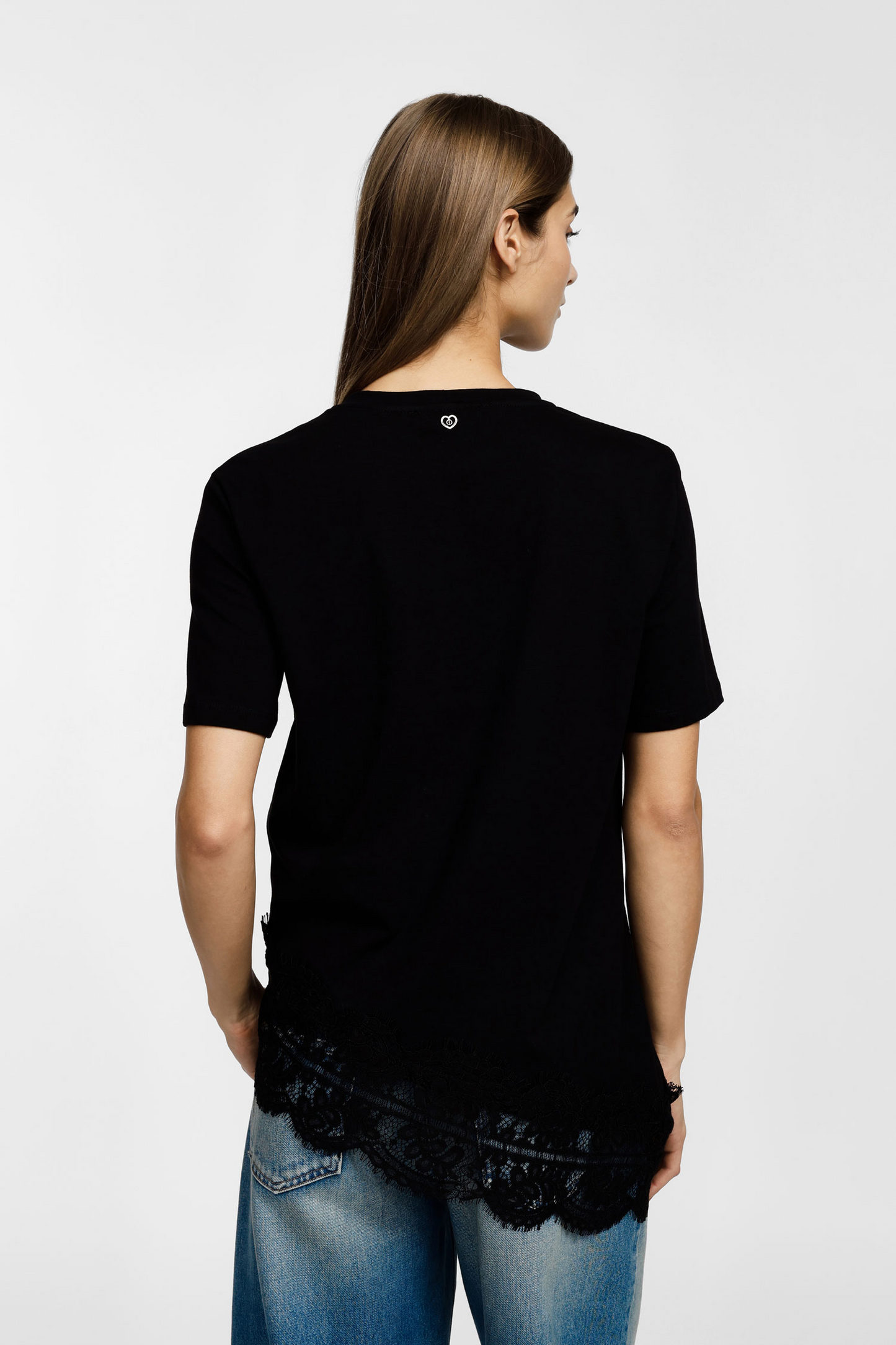 Černý asymetrický bavlněný top s krajkou