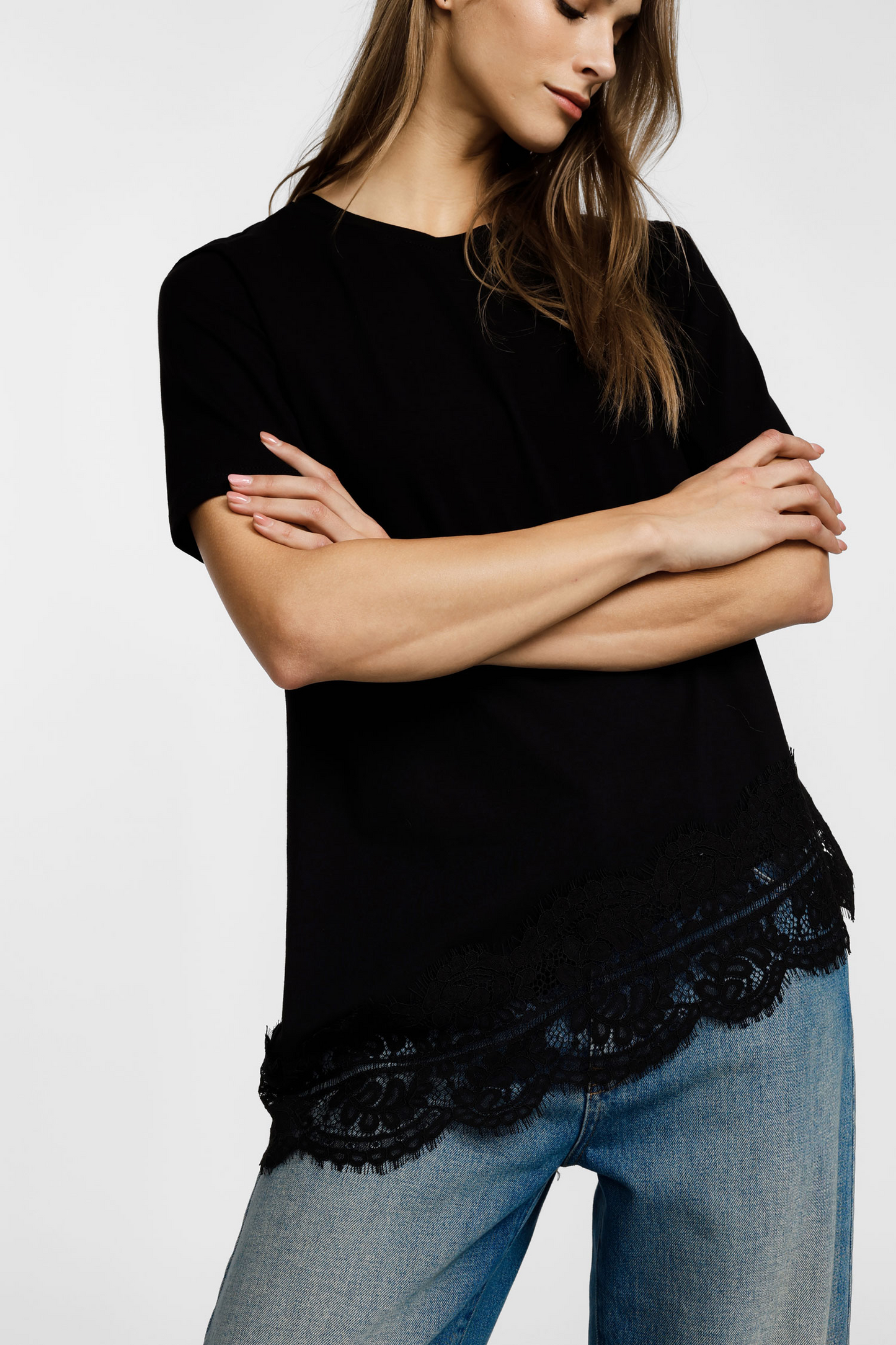 Černý asymetrický bavlněný top s krajkou