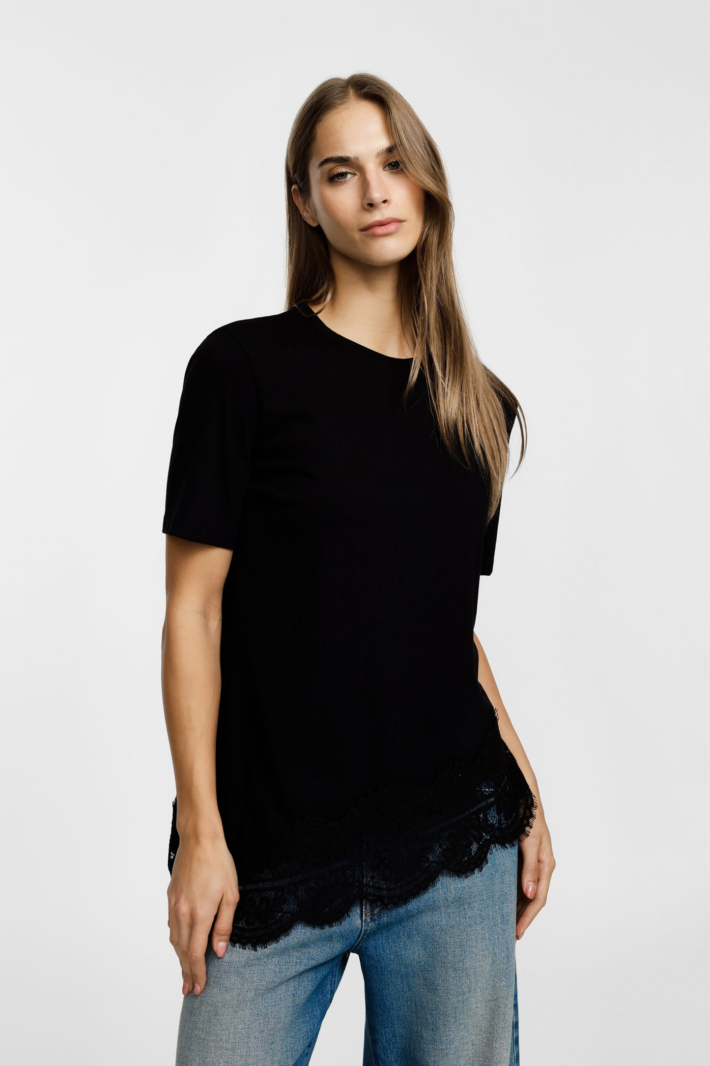 Černý asymetrický bavlněný top s krajkou