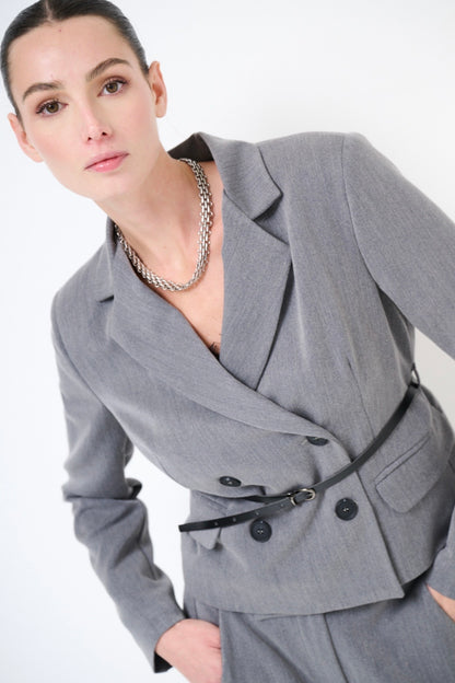 Krátké šedé sako s páskem