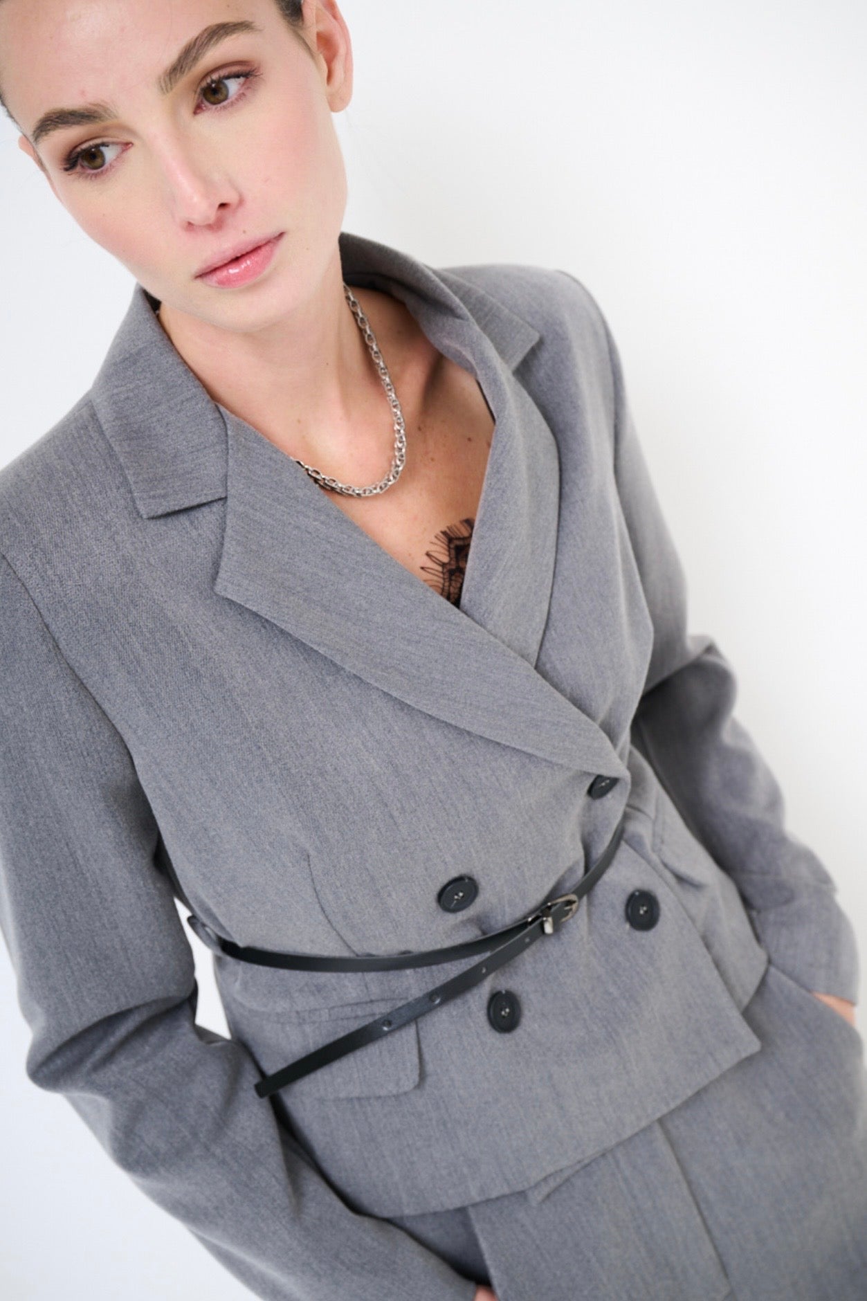 Krátké šedé sako s páskem