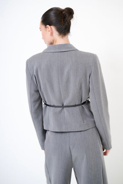 Krátké šedé sako s páskem