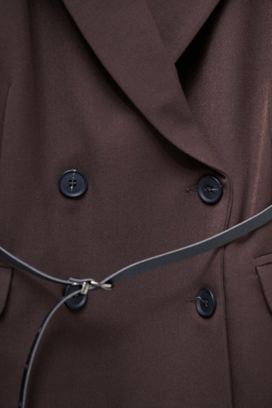 Krátké hnědé sako s páskem