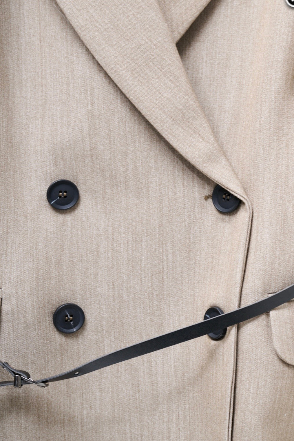 Krátké béžové sako s páskem