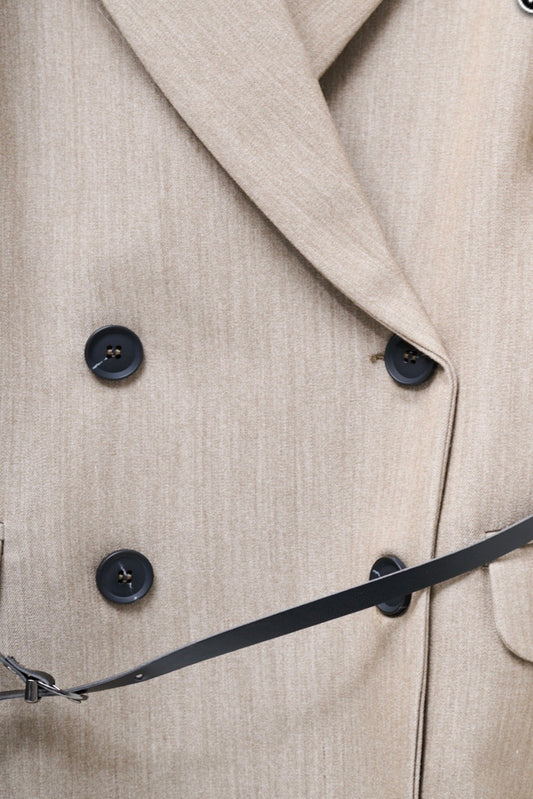 Krátké béžové sako s páskem