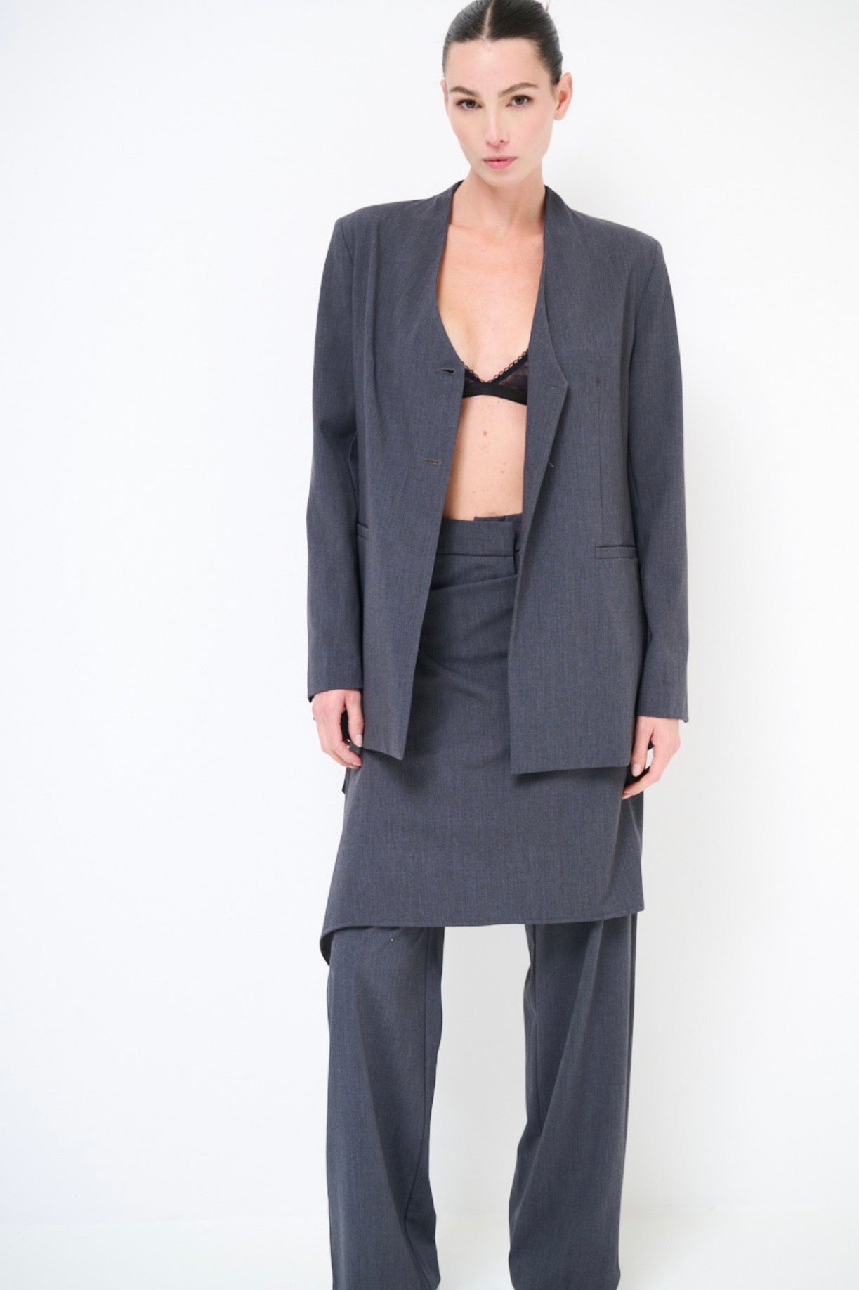 Dlouhé šedé sako bez klopy