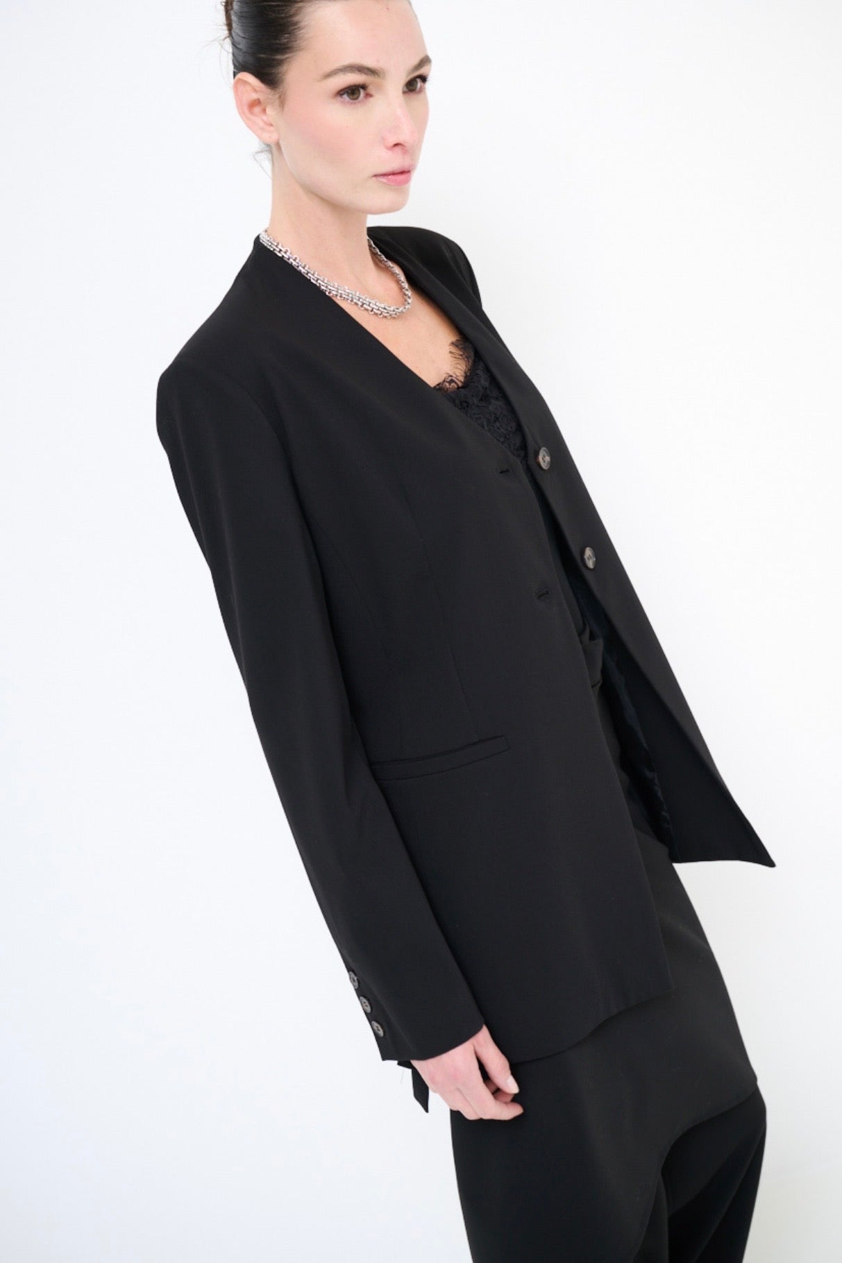 Dlouhé černé sako bez klopy