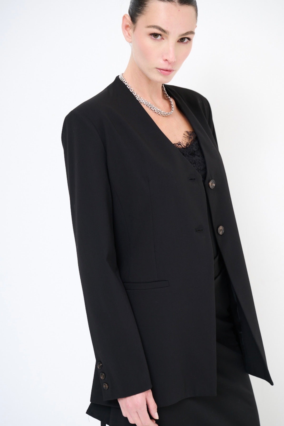 Dlouhé černé sako bez klopy