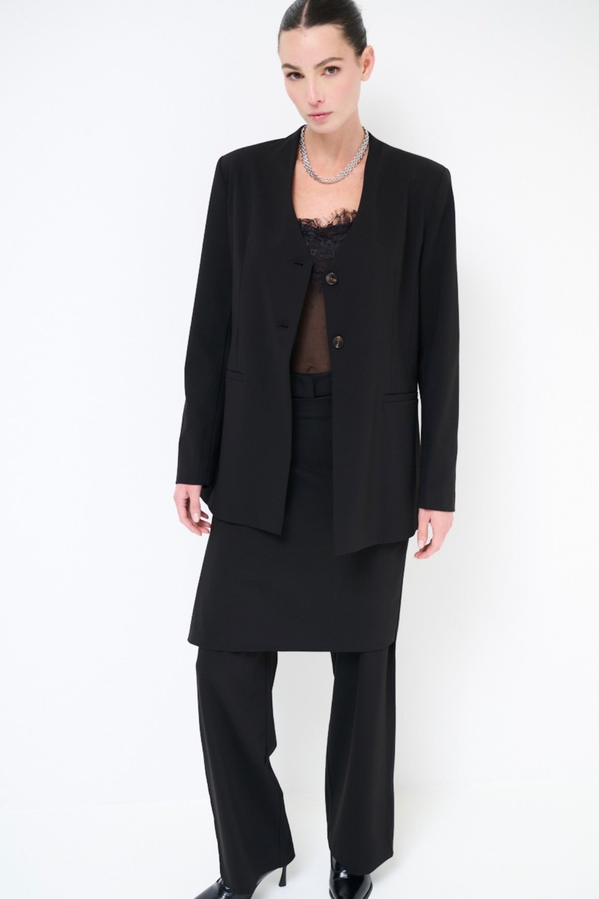 Dlouhé černé sako bez klopy