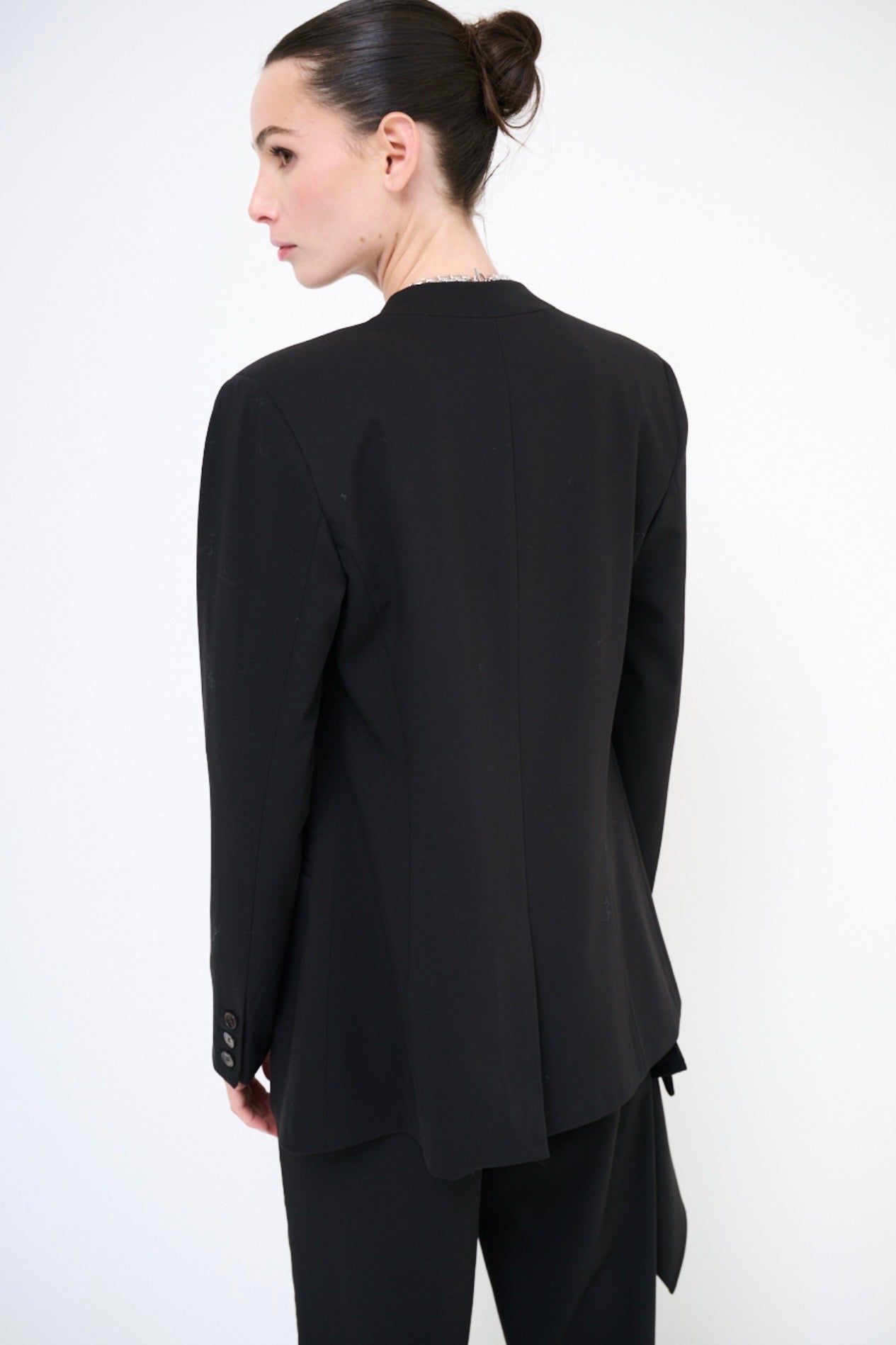 Dlouhé černé sako bez klopy