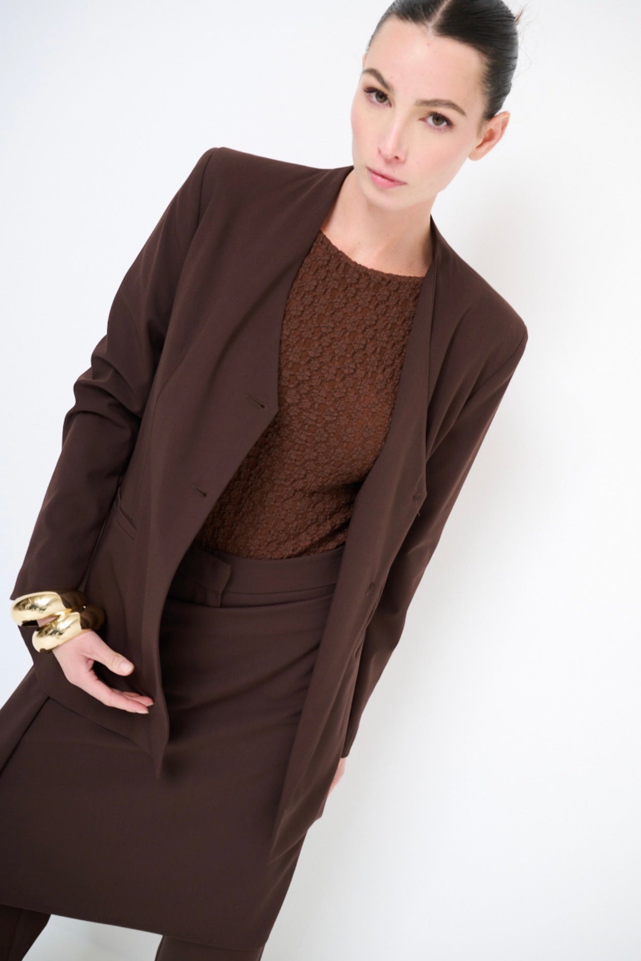 Dlouhé hnědé sako bez klopy