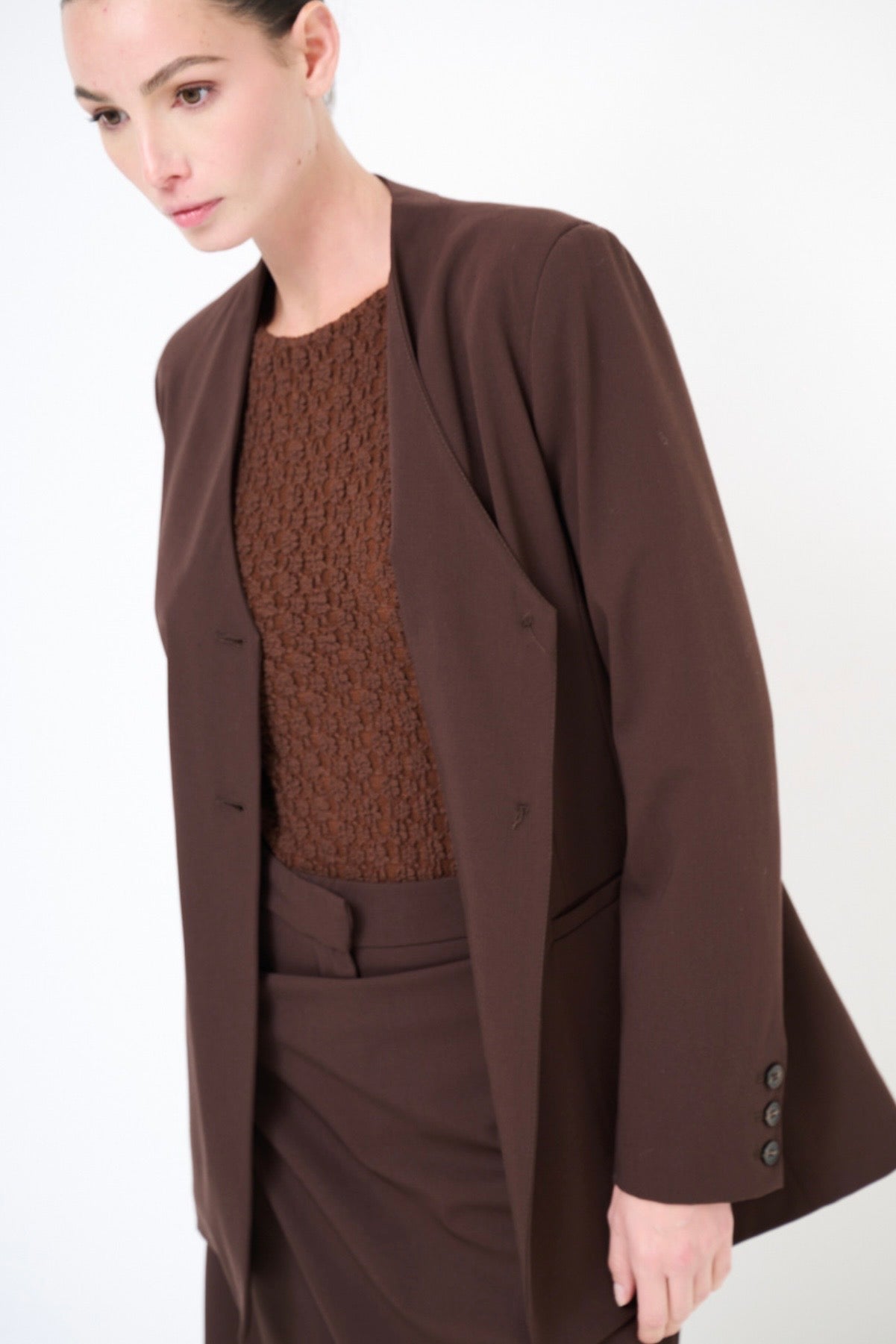 Dlouhé hnědé sako bez klopy