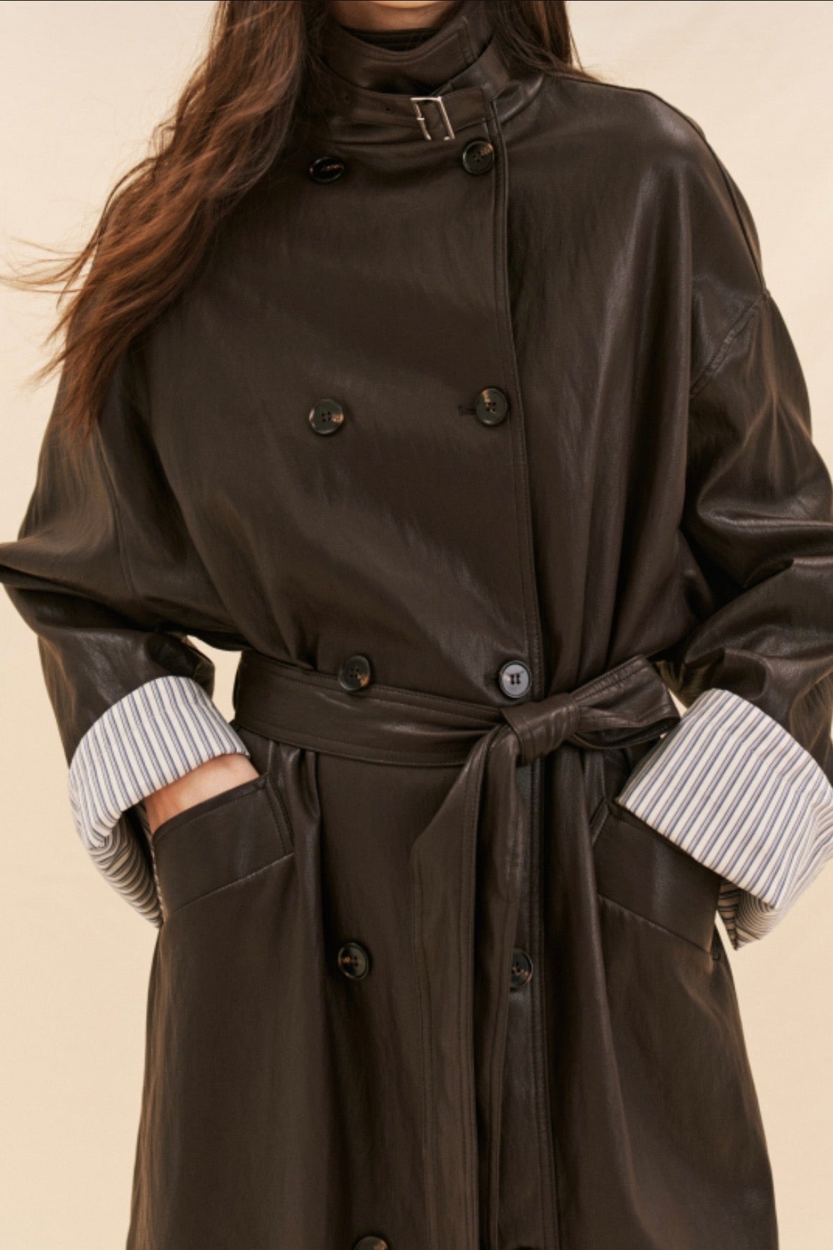 Čokoládový trenčkot s koženým vzhledem