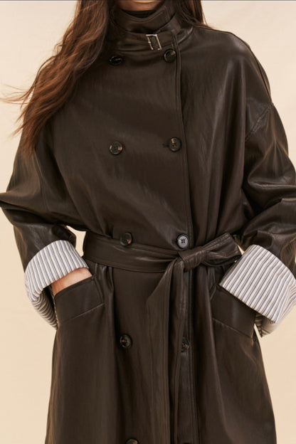 Čokoládový trenčkot s koženým vzhledem