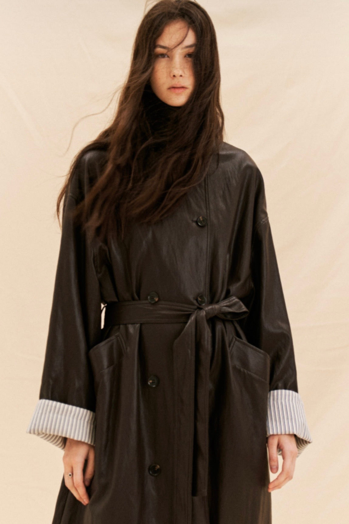 Čokoládový trenčkot s koženým vzhledem