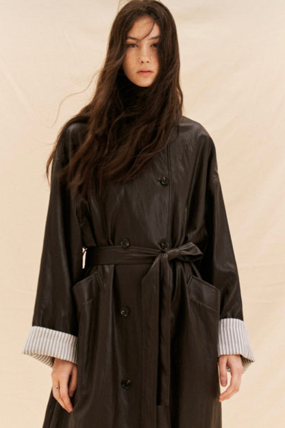 Čokoládový trenčkot s koženým vzhledem