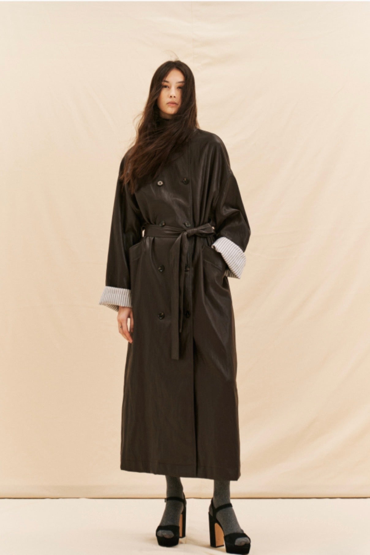 Čokoládový trenčkot s koženým vzhledem