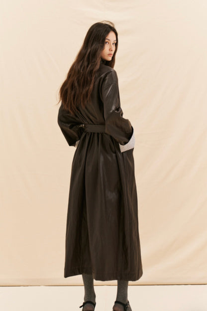 Čokoládový trenčkot s koženým vzhledem